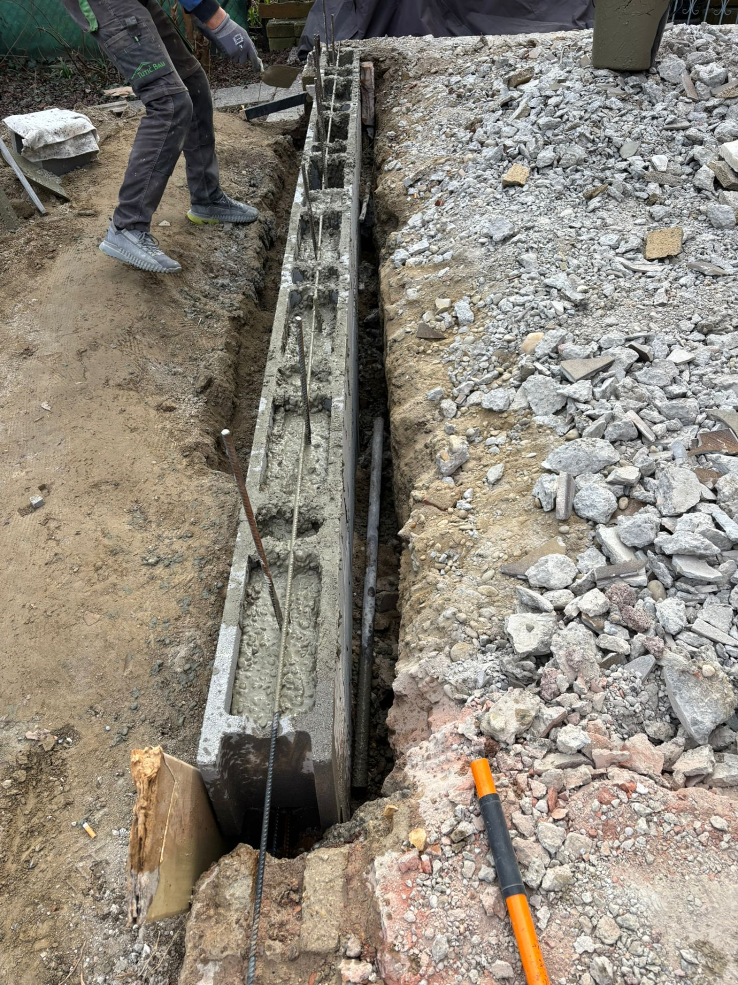 Bewehrung und Betonarbeiten für die neue Außentreppe beim Projekt Weng