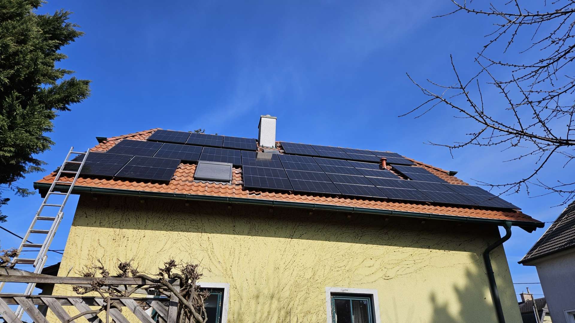 Fertige PV-Anlage auf dem sanierten Ziegeldach in 1210 Wien