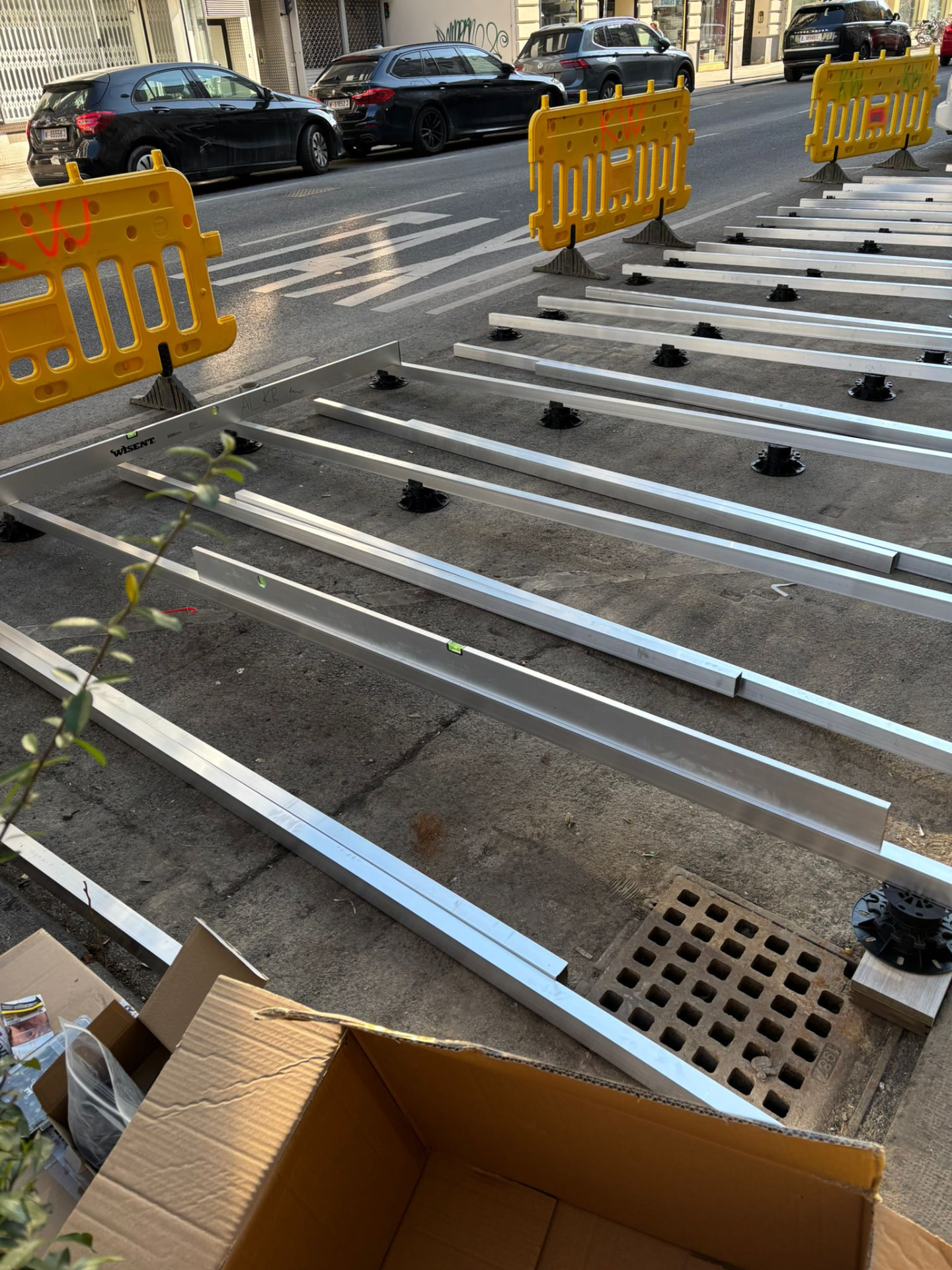 Ausrichtung der Terrassen-Unterkonstruktion im abgesicherten Außenbereich