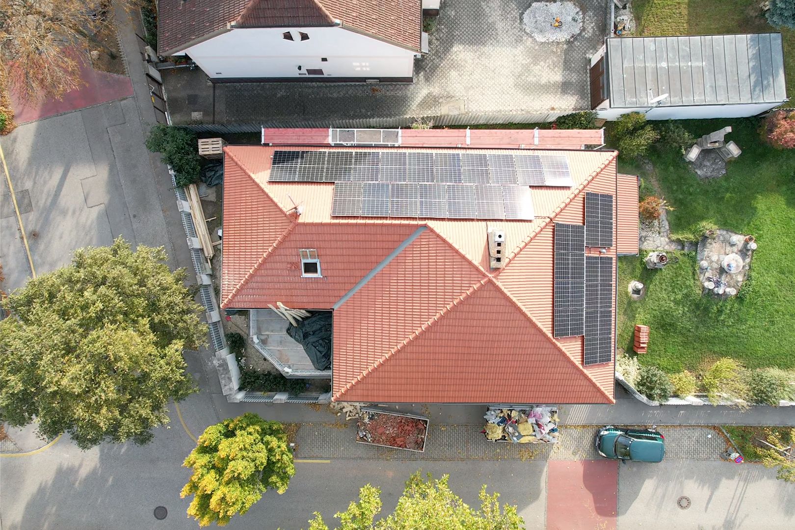 Luftaufnahme: fertiges Walmdach mit PV-Anlage in Traiskirchen