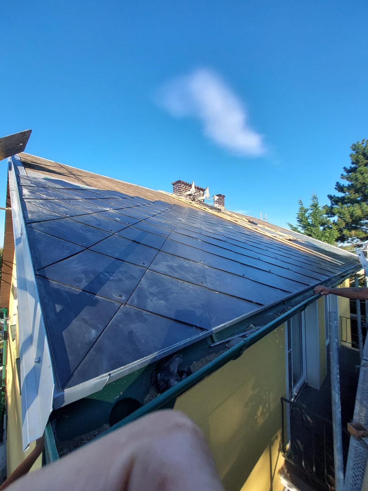 Neue dunkle Dacheindeckung mit Spenglerarbeiten in Klosterneuburg