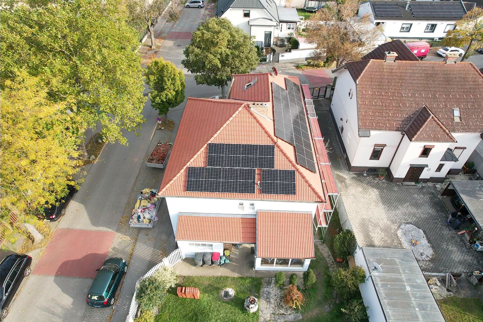 Haus in Traiskirchen mit neuem Ziegeldach und Photovoltaik