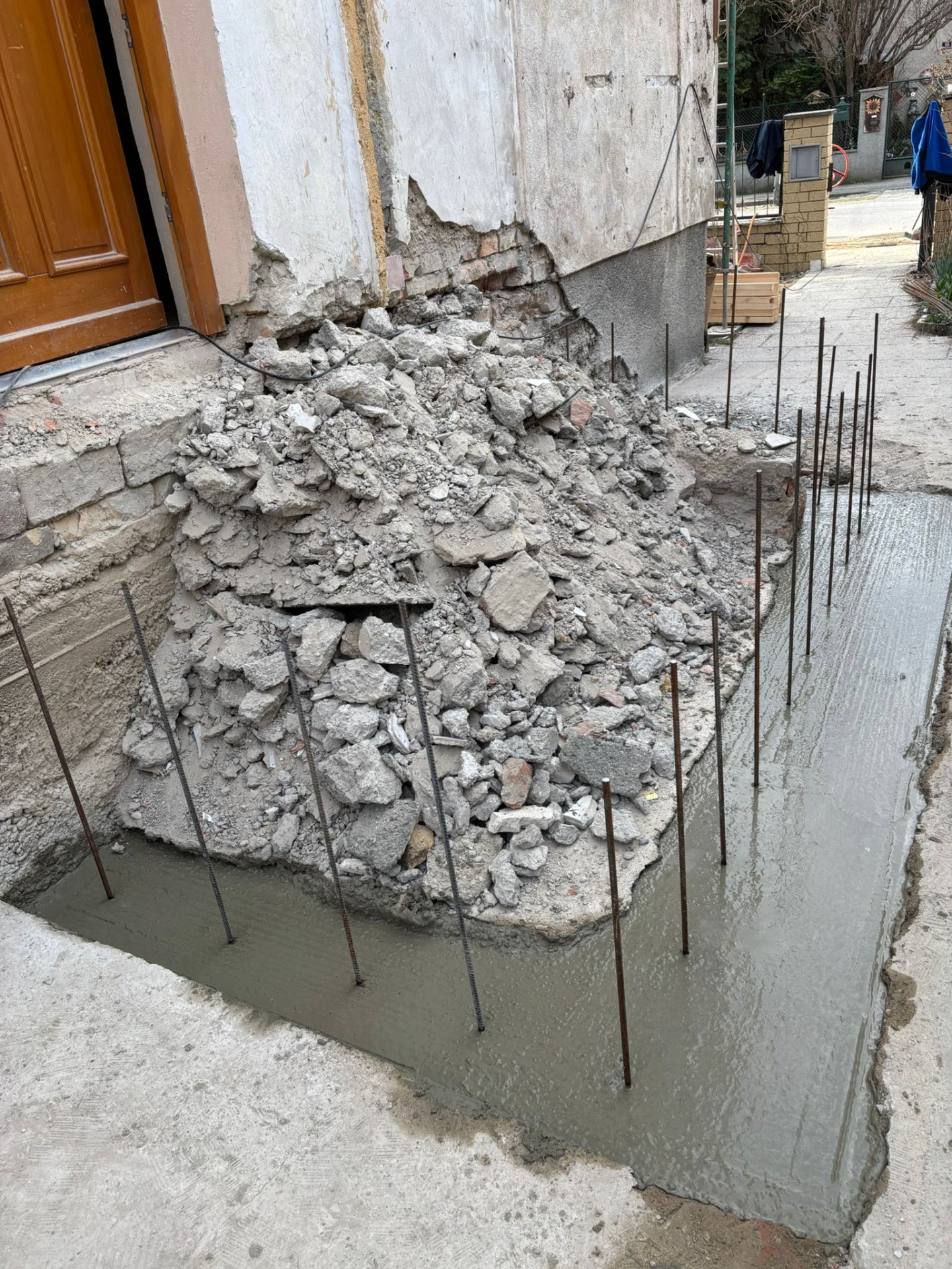 Neu betonierter Unterbau mit Anschlussbewehrung an der Eingangstreppe von Familie Weng