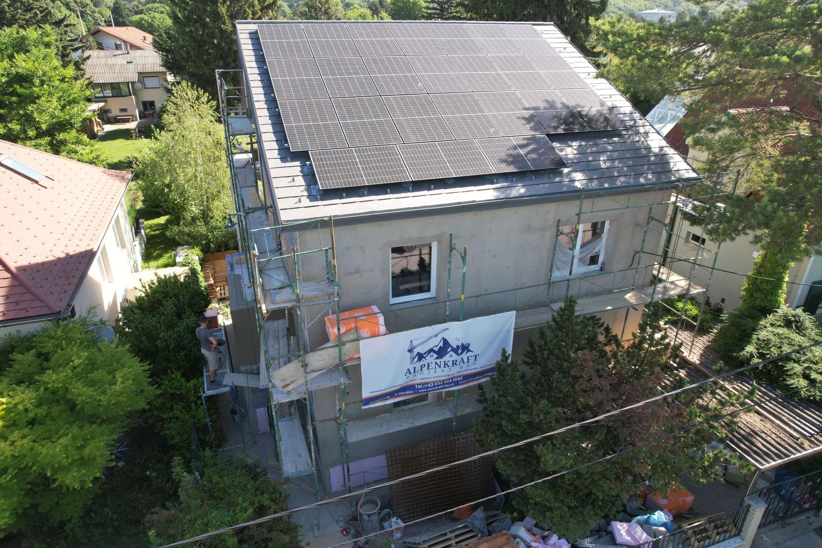 Fertiges Dach mit Photovoltaik-Anlage in Langenzersdorf