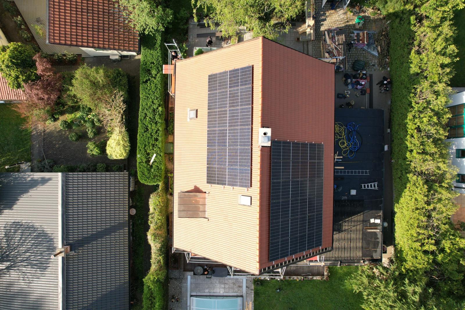 Fertiges Ziegeldach mit Photovoltaik-Anlage in Mauerbach 1140