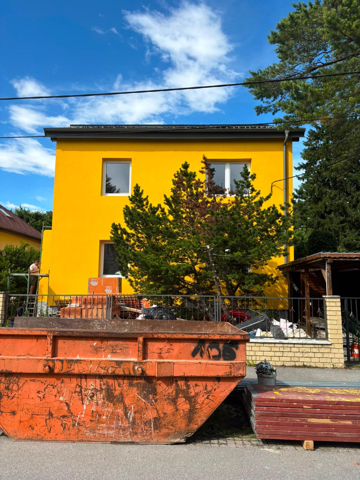 Fertige gelbe Fassade nach der Sanierung in Langenzersdorf