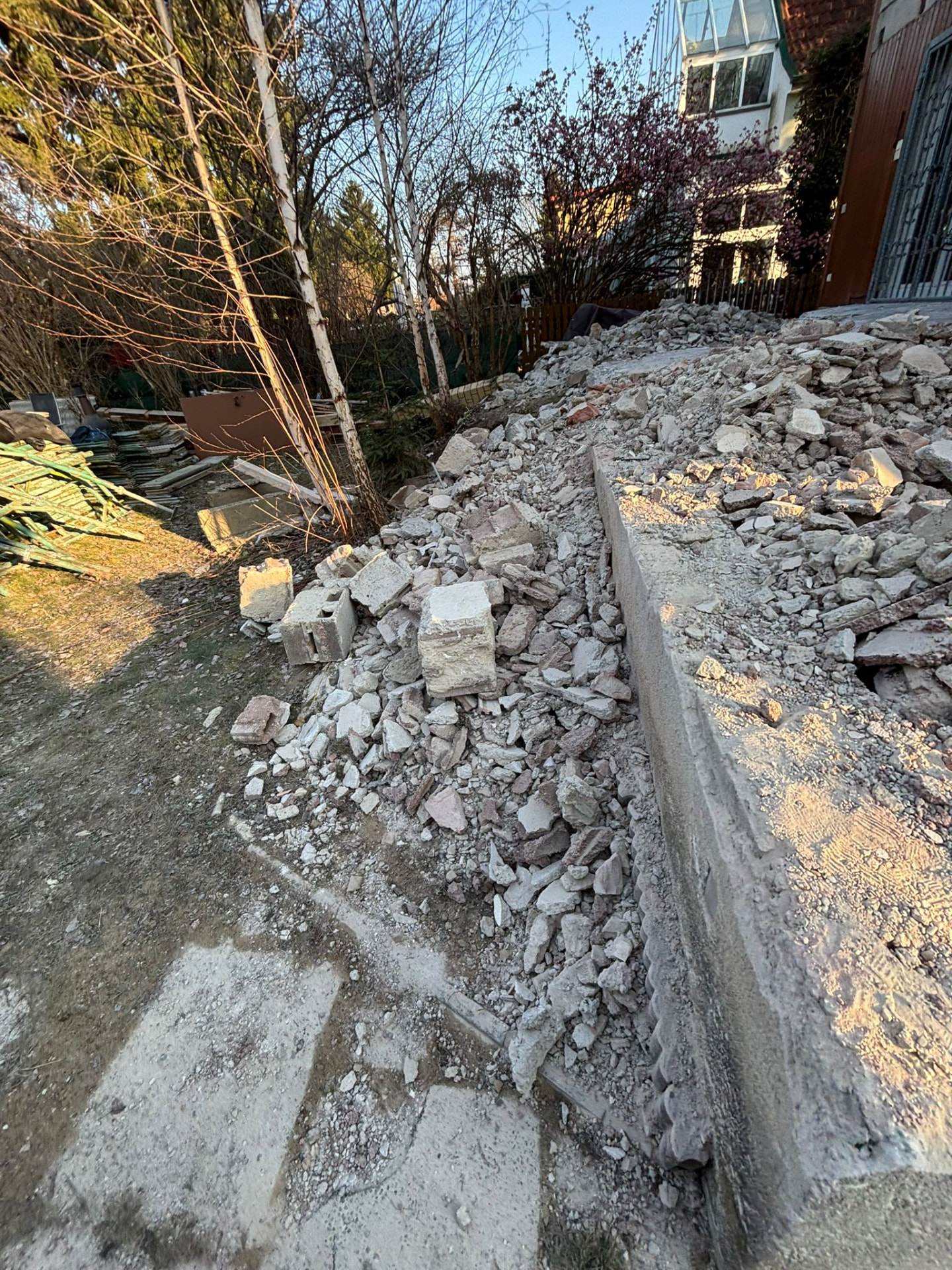 Bauschutt nach dem Abbruch der Außentreppe beim Projekt Weng