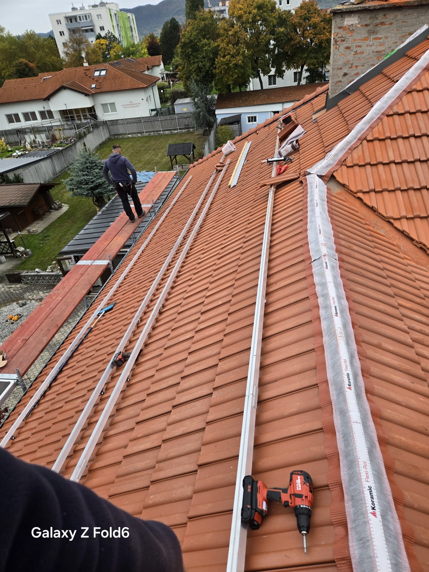 Montage der PV-Schienen auf dem neuen Dach in Traiskirchen