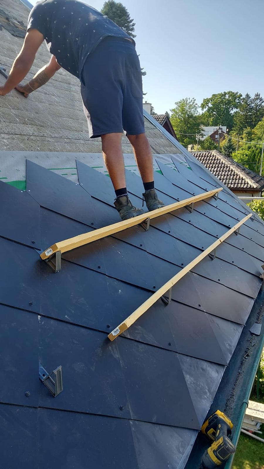 Dachdecker montiert neue Eindeckung und Schneefang in Klosterneuburg