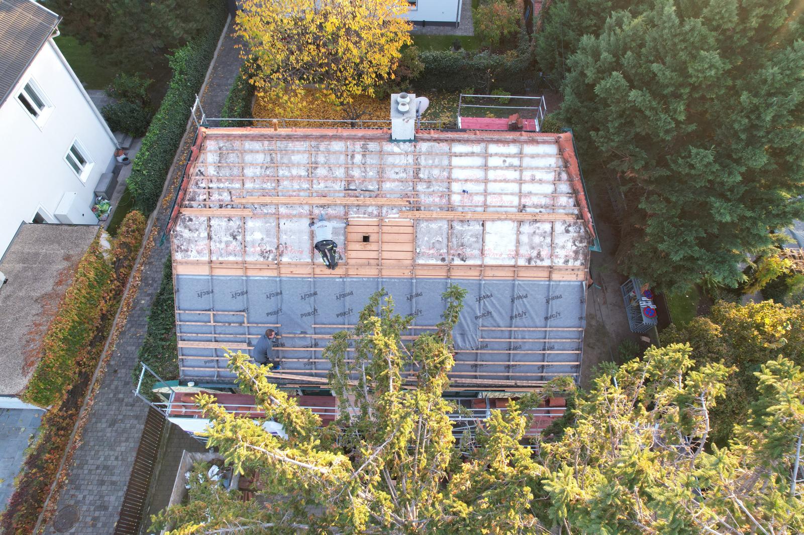 Luftaufnahme der neuen Lattung auf dem Dach in Floridsdorf