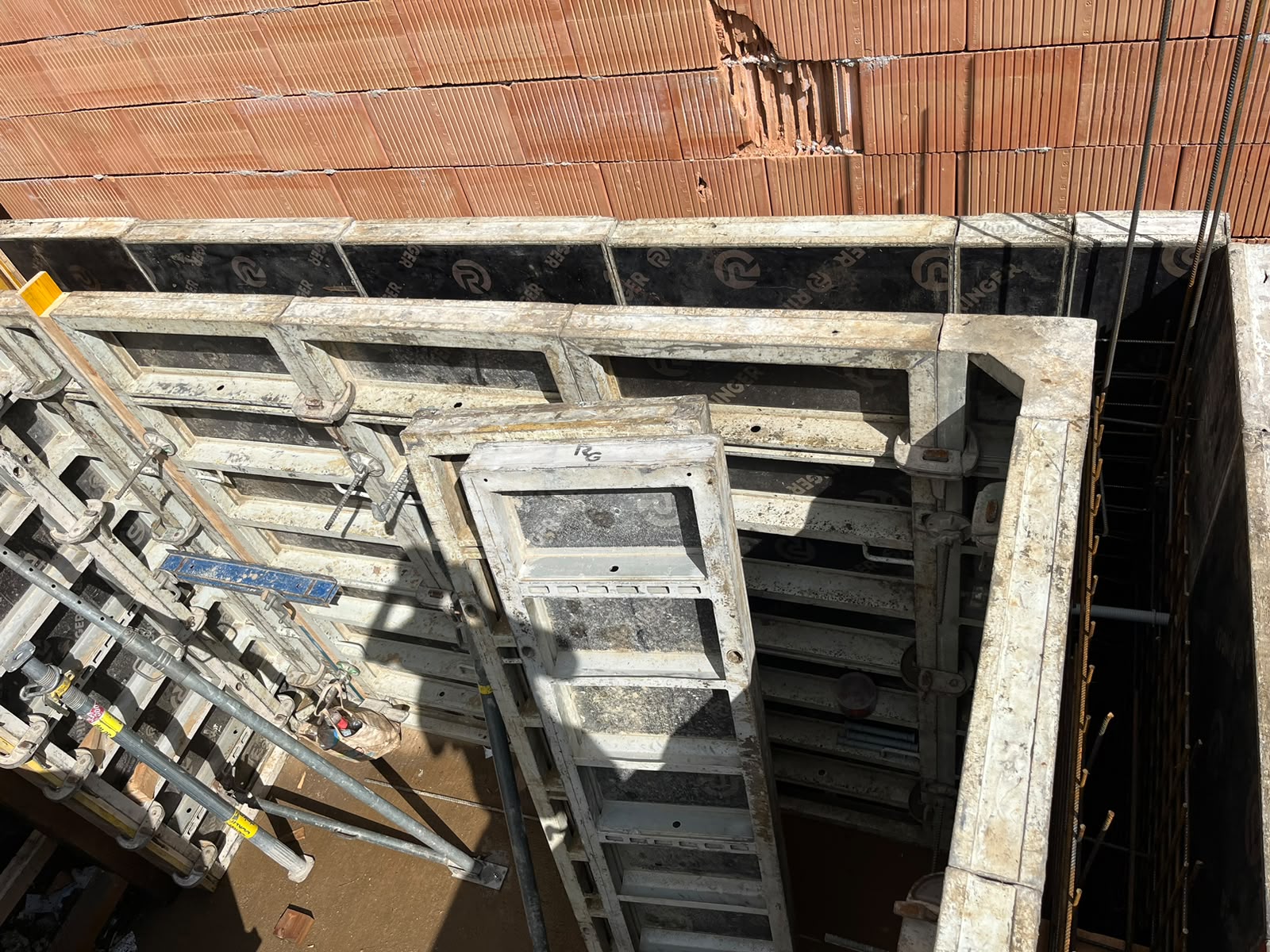 Eingeschalte Kellerwände vor dem Betonieren in Ternitz