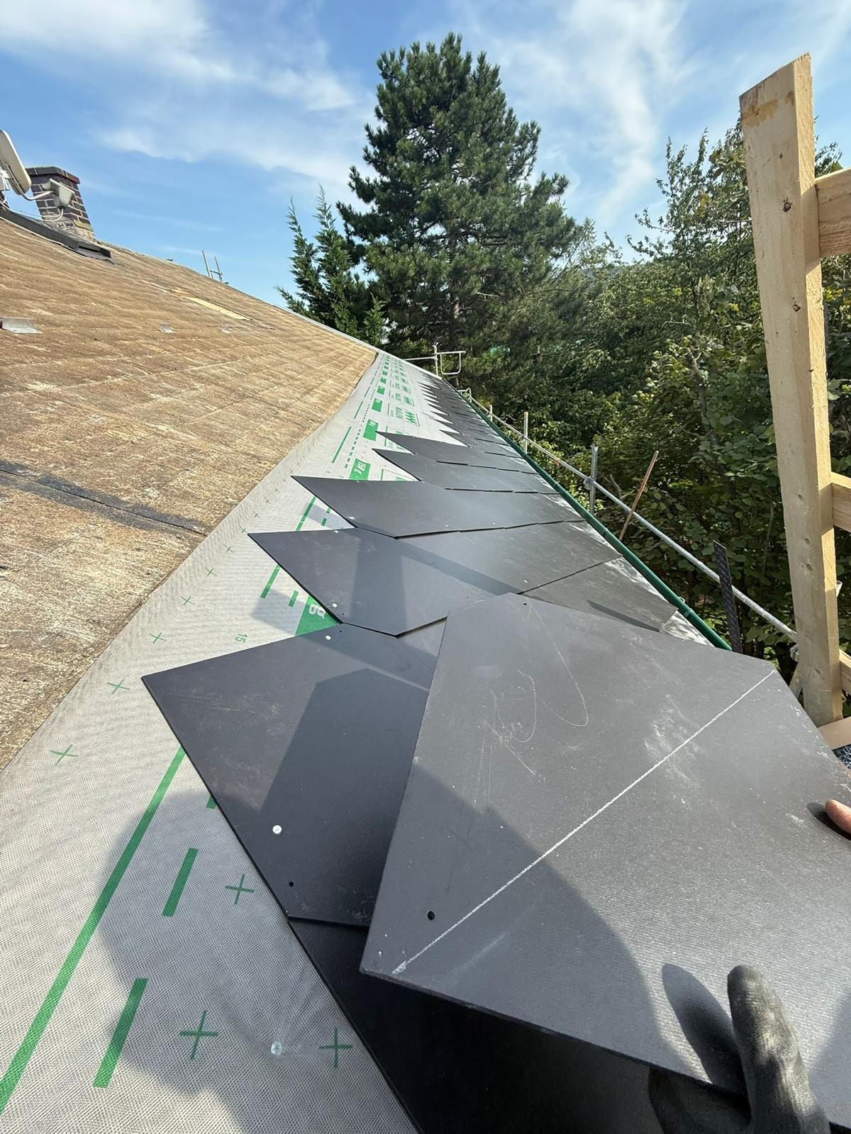 Verlegung der neuen Rauten-Dachplatten in Klosterneuburg
