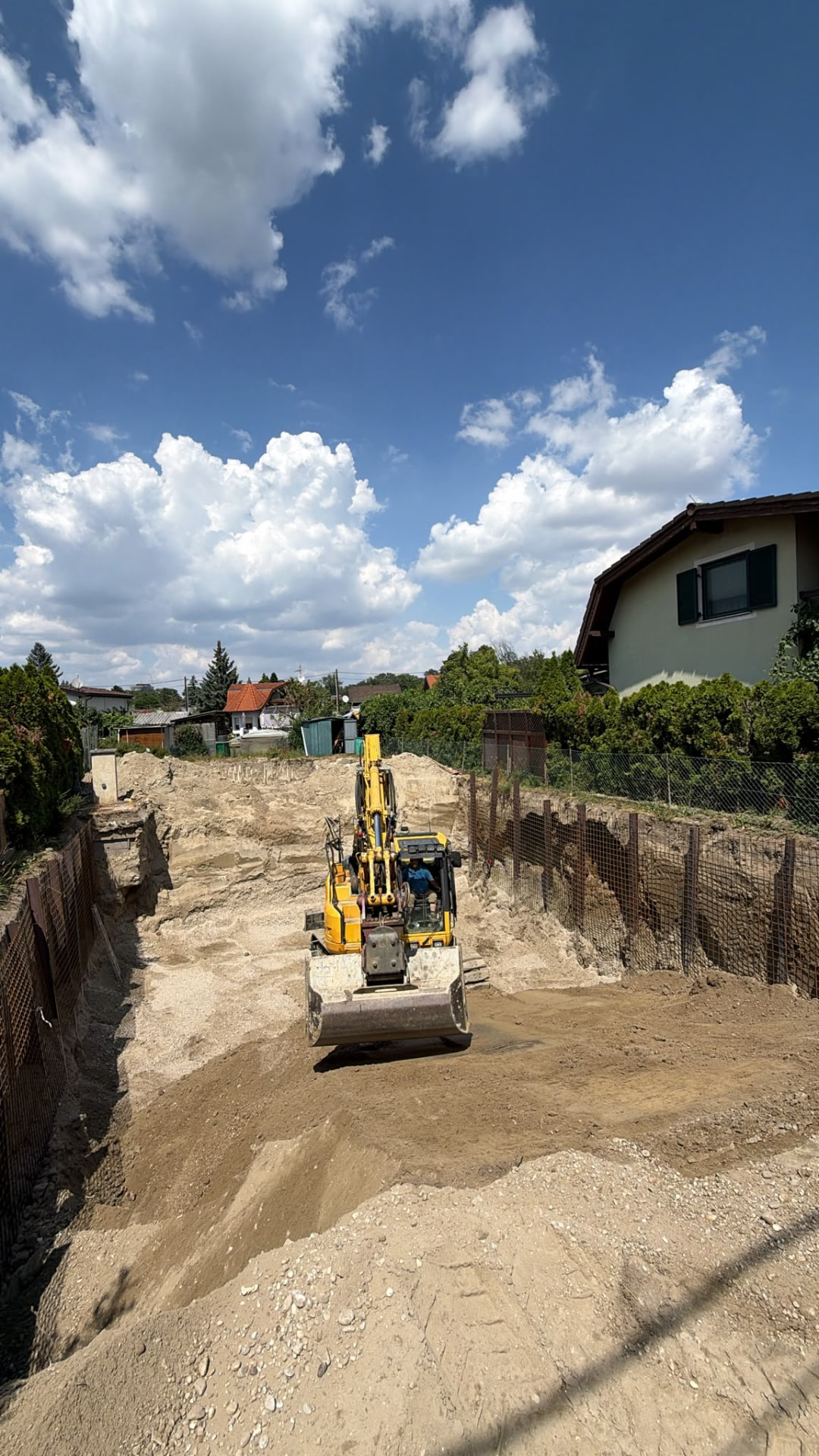 Bagger in der Baugrube – Baufirma Alpenkraft in Wien-Leopoldstadt