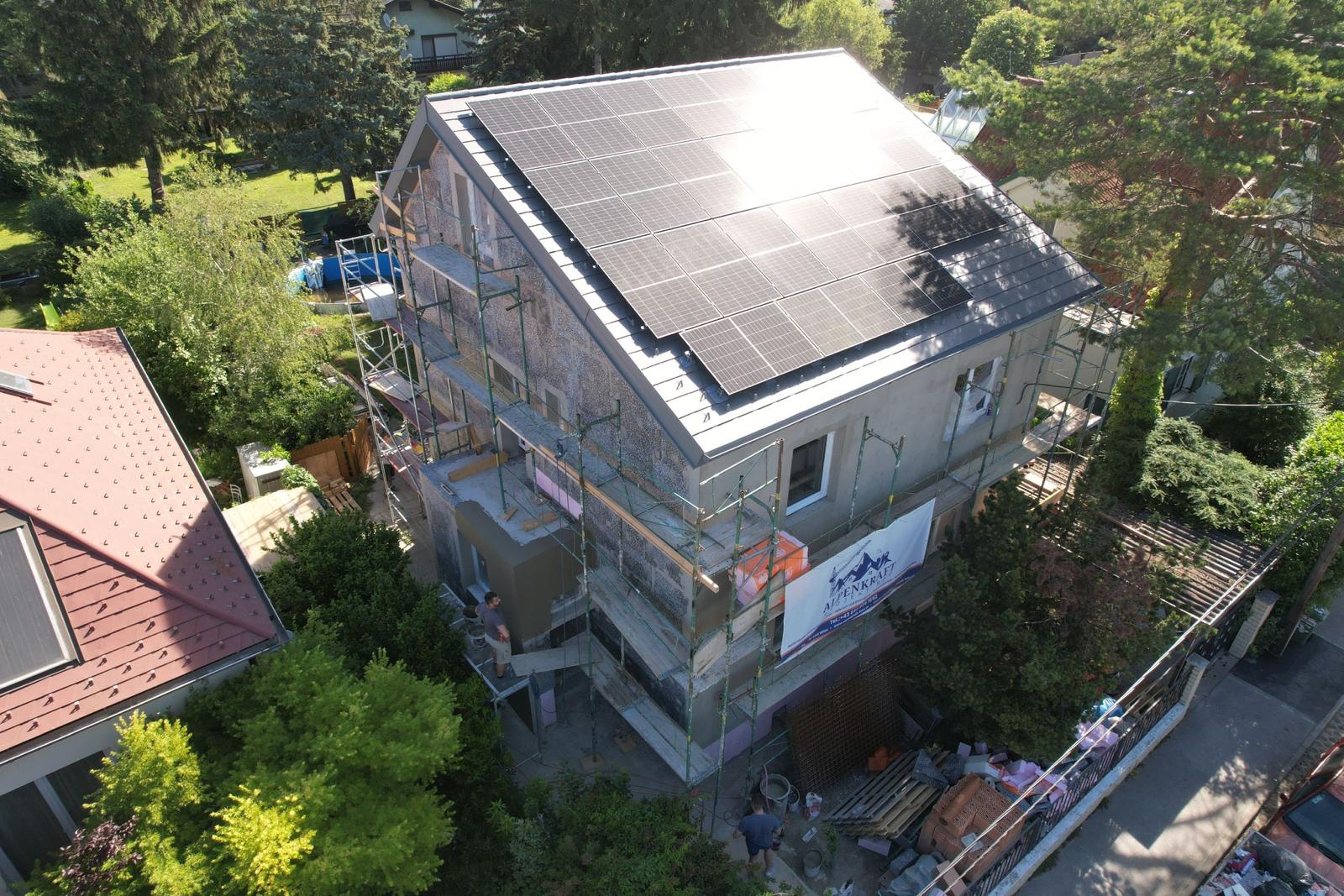 Haus in Langenzersdorf mit neuem Dach und Fassadenarbeiten